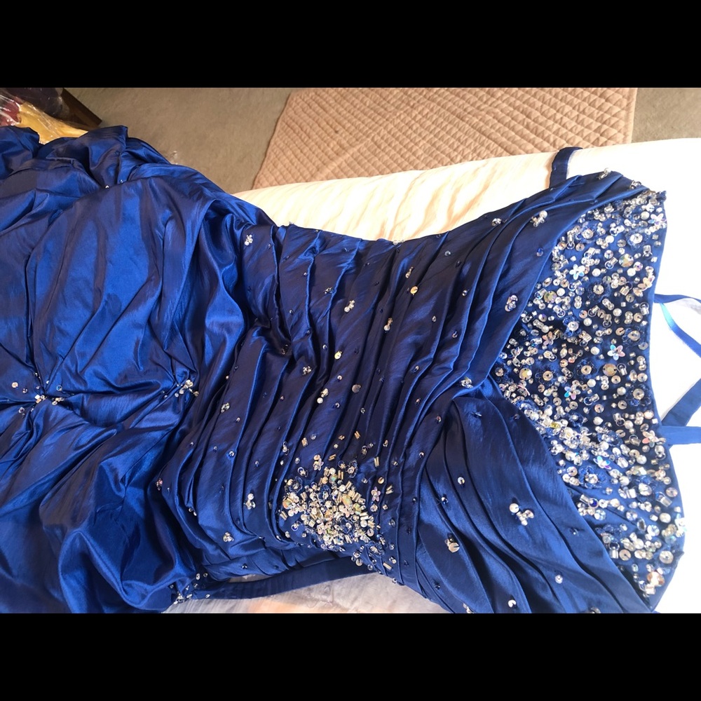 Beautiful blue gown - Picture 11 of 15